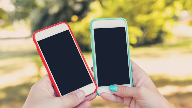 Backup Line Prepaid Plans From 1GB to 8GB for Travellers Two people holding smartphones outdoors